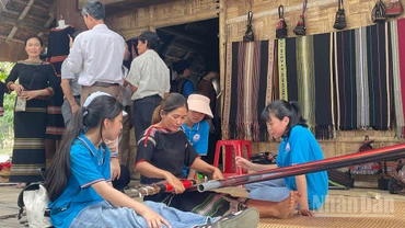 Tìm hiểu nghề dệt của đồng bào Tây Nguyên tại Làng.