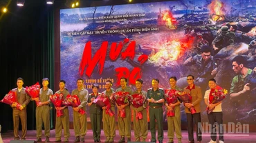 Đoàn làm phim "Mưa đỏ" tại buổi ra mắt.
