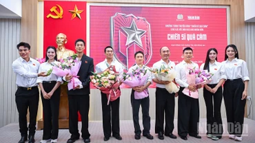 Các nghệ sĩ "Chiến sĩ quả cảm" và Top 3 Hoa hậu Việt Nam giao lưu tại Báo Nhân Dân.