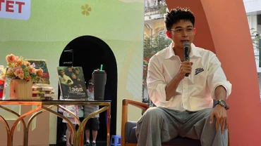 Tác giả Jun Phạm chia sẻ về đọc và viết với bạn đọc trong một buổi giao lưu. (Ảnh: Phương Nam Books)