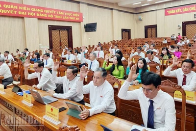 Đại biểu Hội đồng nhân dân tỉnh Kiên Giang biểu quyết thông qua các nghị quyết.