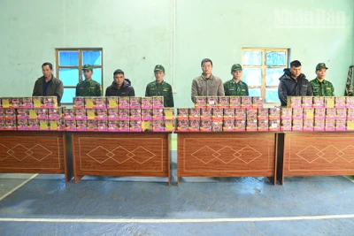 Các đối tượng bị bắt giữ tại Đồn Biên phòng Pò Mã, tỉnh Lạng Sơn.