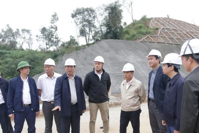 Đồng chí Trần Hồng Minh, Ủy viên Trung ương Đảng, Bộ trưởng Xây dựng kiểm tra tại dự án cao tốc Hữu Nghị-Chi Lăng (Lạng Sơn).