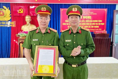 Đại tá Nguyễn Nhật Trường, Phó Giám đốc Công an tỉnh, trao quyết định thưởng đột xuất 5 triệu đồng cho Phòng Cảnh sát kinh tế Công an tỉnh An Giang.