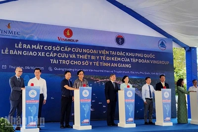 Đại biểu thực hiện nghi thức ra mắt Cơ sở Cấp cứu ngoại viện chuẩn quốc tế đầu tiên tại Việt Nam ở Phú Quốc.