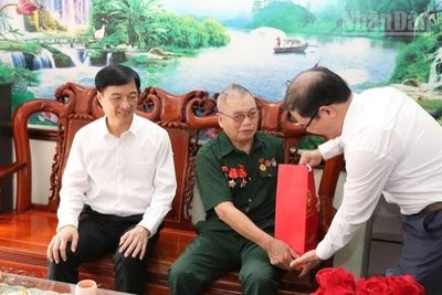 Đoàn công tác do Ủy viên Bộ Chính trị, Bí thư Trung ương Đảng, Chủ nhiệm Ủy ban Kiểm tra Trung ương Nguyễn Duy Ngọc làm Trưởng đoàn tới thăm, tặng quà thương binh Hoàng Hữu Dũng ở phường Lương Văn Tri, tỉnh Lạng Sơn.