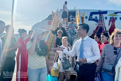 Lãnh đạo đặc khu Phú Quốc chào mừng du khách Nga trở lại Phú Quốc.