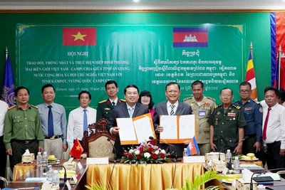 Lãnh đạo tỉnh An Giang và tỉnh Kampot ký kết biên bản về trao đổi, thống nhất và triển khai Hiệp định thương mại biên giới Việt Nam-Campuchia giữa hai tỉnh An Giang và Kampot.