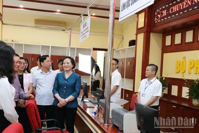 Đồng chí Phạm Thị Thanh Trà, Ủy viên Trung ương Đảng, Bộ trưởng Nội vụ kiểm tra tại khu vực Trung tâm phục vụ hành chính công, phường Đông Kinh, tỉnh Lạng Sơn. 