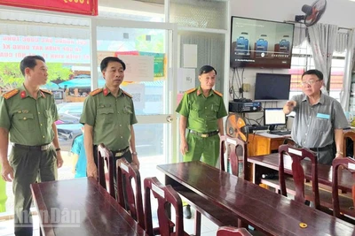 Đại tá Đào Hải Đăng, Phó Giám đốc Công an tỉnh An Giang (thứ 2 từ trái sang) kiểm tra công tác bảo đảm an ninh trật tự tại điểm bầu cử số 68 phường Rạch Giá.