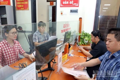 Công chức xã Chi Lăng, tỉnh Lạng Sơn giải quyết thủ tục hành chính cho nhân dân. (Ảnh: QUỐC ĐẠT)