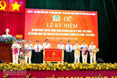 Bí thư Tỉnh ủy Nguyễn Tiến Hải và Chủ tịch Ủy ban nhân dân tỉnh Hồ Văn Mừng tặng bức trướng cho Công an tỉnh An Giang. 