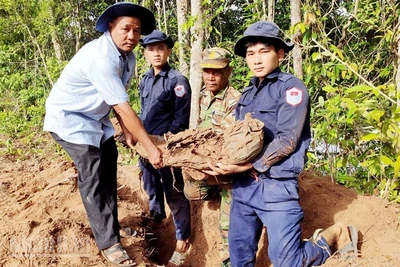 Đội K92 tìm kiếm hài cốt liệt sĩ trên đất bạn Campuchia. (Ảnh: PHƯƠNG VŨ).
