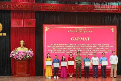 Các cơ quan báo chí nhận Giấy khen của Công an tỉnh Lạng Sơn.