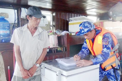 Lực lượng chức năng Bộ Tư lệnh Vùng Cảnh sát biển 4 lập biên bản tạm giữ phương tiện.