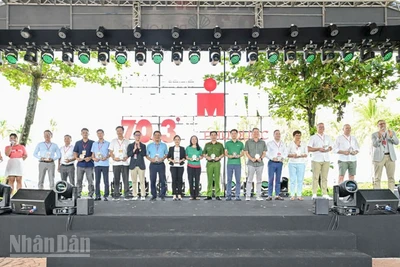 Ban tổ chức tặng quà lưu niệm cho các đơn vị tham gia Tuần lễ BIM Group IRONMAN 70.3 Phú Quốc 2025.
