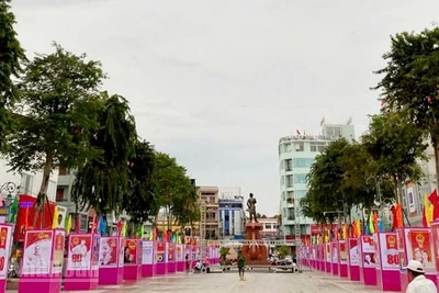 Triển lãm tranh cổ động tấm lớn tại Công viên Tượng đài Anh hùng dân tộc Nguyễn Trung Trực, phường Rạch Giá.