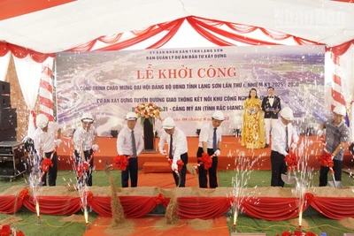 Các đại biểu thực hiện nghi thức khởi công dự án.