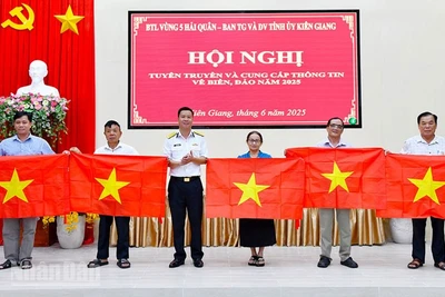 Đại tá Tăng Ngọc Thạch, Phó Chủ nhiệm Chính trị Bộ Tư lệnh Vùng 5 Hải quân tặng cờ Tổ quốc cho các đại biểu.