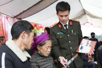 Công an tỉnh Lạng Sơn tuyên truyền pháp luật cho nhân dân trên địa bàn xã Khánh Khê.