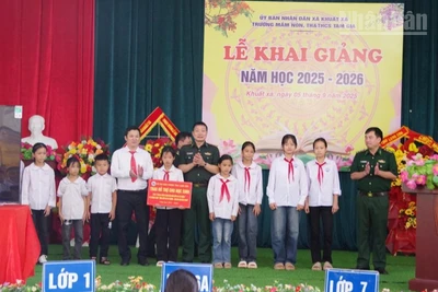 Đại tá Đào Quốc Thạo, Phó Bí thư Đảng ủy, Chỉ huy trưởng Bộ đội Biên phòng Lạng Sơn (đứng giữa) trao các phần hỗ trợ cho 10 em học sinh tại Trường Mầm non, Tiểu học và Trung học cơ sở Tam Gia, xã Khuất Xá, tỉnh Lạng Sơn.