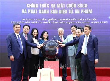 Các đồng chí lãnh đạo Đảng, Nhà nước, Mặt trận Tổ quốc Việt Nam thực hiện nghi thức bấm nút ra mắt cuốn sách về Đại đoàn kết toàn dân tộc của Tổng Bí thư Nguyễn Phú Trọng. Ảnh: Minh Đức/TTXVN