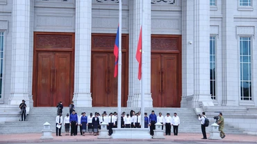 Quốc hội Lào treo cờ rủ tưởng nhớ Tổng Bí thư Đảng Cộng sản Việt Nam Nguyễn Phú Trọng. (Ảnh: Trịnh Dũng)