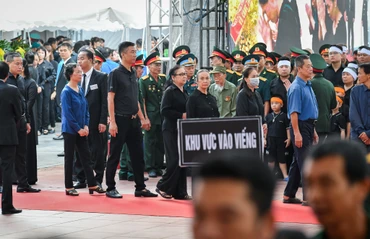 [Ảnh] Nhân dân xếp hàng dài viếng Tổng Bí thư Nguyễn Phú Trọng ở quê hương Lại Đà 