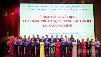 Bí thư Thành ủy Hà Nội Bùi Thị Minh Hoài cùng các đại biểu và lãnh đạo xã Quang Minh.