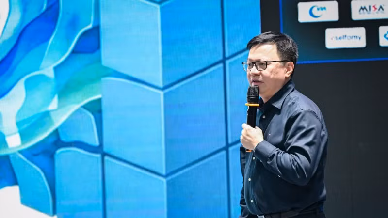 Nhà báo Lê Quốc Minh, Ủy viên Trung ương Đảng, Tổng Biên tập Báo Nhân Dân, Phó Trưởng ban Tuyên giáo và Dân vận Trung ương, Chủ tịch Hội Nhà báo Việt Nam phát biểu tại sự kiện. (Ảnh: BẢO LONG)