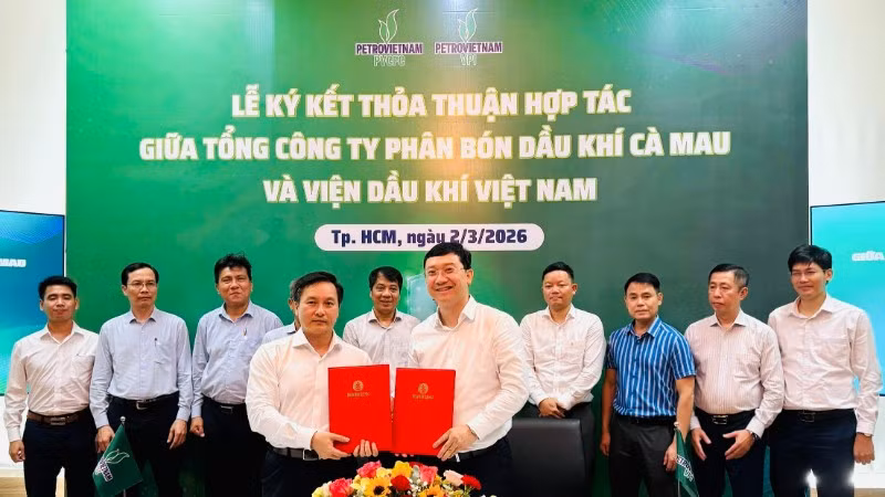 Đại diện lãnh đạo VPI và PVCFC ký Biên bản ghi nhớ. (Ảnh: LIÊN HIẾU)