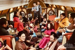 Trong những ngày đầu Xuân, đoàn tàu du lịch văn hóa “Hà Nội 5 cửa ô-The Hanoi Train” chính thức khởi động chương trình đặc biệt mang tên “Chở mùa xuân về”.