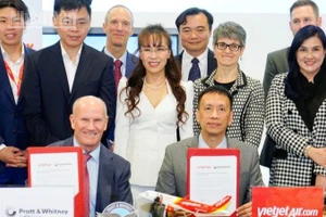 Giám đốc Điều hành Vietjet Nguyễn Thanh Sơn (phải) và ông Rick Deurloo, Chủ tịch & Tổng giám đốc của Pratt & Whitney (trái), trao thỏa thuận trang bị động cơ và dịch vụ động cơ cho 44 tàu bay A321neo và A321XLR với sự chứng kiến của Chủ tịch Vietjet, Tiến sĩ Nguyễn Thị Phương Thảo tại Singapore Airshow 2026.