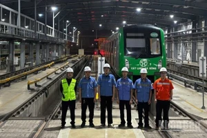 Anh em công nhân bảo dưỡng tàu sau khi hoàn thành ca làm việc.