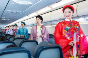 Với chủ đề “Hoa khổng tước cất cánh”, chương trình được tổ chức dưới hình thức fashion show trên máy bay.