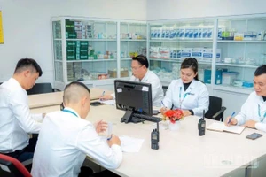 Các y, bác sĩ Đội Y tế khẩn nguy Nội Bài hội ý chuyên môn tại phòng trực chỉ huy.