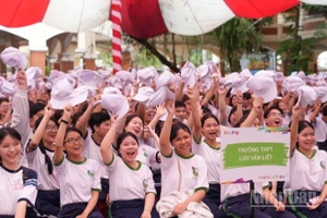 Các học sinh Trường Lưu Văn Liệt phấn khởi tham gia dự án.