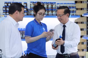 Các đại biểu tham quan các gian hàng tại sự kiện.