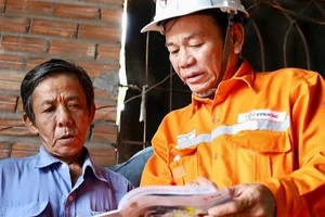 Công nhân ngành điện Thành phố Hồ Chí Minh tuyên truyền các biện pháp sử dụng điện an toàn cho người dân. 