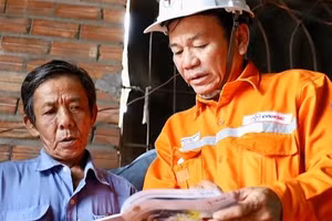 Công nhân ngành điện Thành phố Hồ Chí Minh tuyên truyền các biện pháp sử dụng điện an toàn cho người dân. 