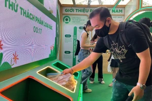 Người tiêu dùng tham gia thử thách phân loại rác tại nguồn. 