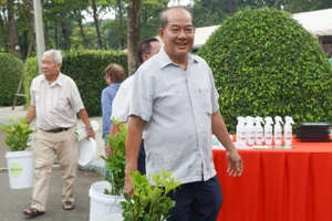 Người dân được tặng cây xanh khi tham gia ngày hội.