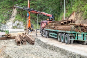 Trong ngày hôm nay 24/11, đơn vị thi công sẽ phấn đấu hoàn thành cơ bản phần ép cừ, lắp hàng rào tôn và biển báo.