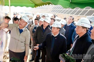 Bộ trưởng Xây dựng Trần Hồng Minh (thứ hai từ phải sang) kiểm tra tình hình thi công tại hai dự án đường cao tốc qua Cao Bằng và Lạng Sơn.