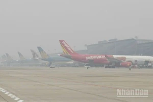 Sáng sớm 27/1, khu vực sân bay Nội Bài sương mù dày đặc, ảnh hưởng khai thác, nhiều chuyến bay buộc phải dừng khai thác, thay đổi giờ cất-hạ cánh.