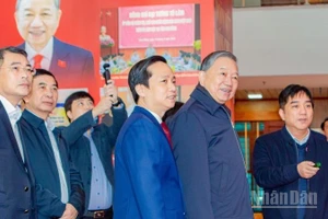 Ông Hồ Minh Hoàng, Chủ tịch Tập đoàn Đèo Cả báo cáo với Tổng Bí thư Tô Lâm và đoàn đại biểu tại triển lãm 10 sự kiện nổi bật tỉnh Cao Bằng.