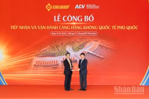 Đại diện Công ty cổ phần Cảng hàng không Mặt trời (SAC, đơn vị thành viên thuộc Tập đoàn Sun Group), chính thức đón nhận Giấy phép kinh doanh Cảng hàng không từ Thứ trưởng Xây dựng Lê Anh Tuấn.