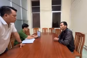 Cơ quan chức năng làm việc với 1 trong 3 đối tượng. (Ảnh: Công an cung cấp)