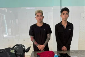 Các đối tượng: Lê Văn Nhâm (bên trái), Lương Công Thuận tại cơ quan Công an (Ảnh: Công an cung cấp)