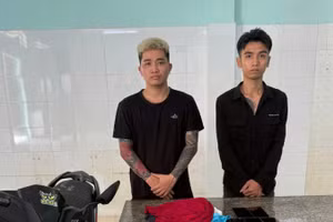 Các đối tượng: Lê Văn Nhâm (bên trái), Lương Công Thuận tại cơ quan Công an (Ảnh: Công an cung cấp)